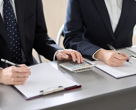 仕事をする男女